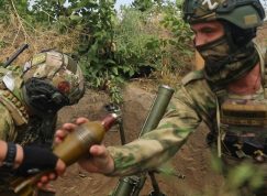 Ruští vojáci s minometem