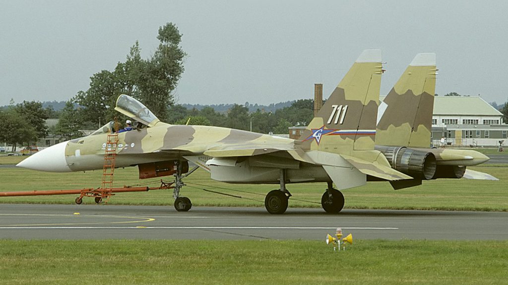 Letoun Su-37 na letišti