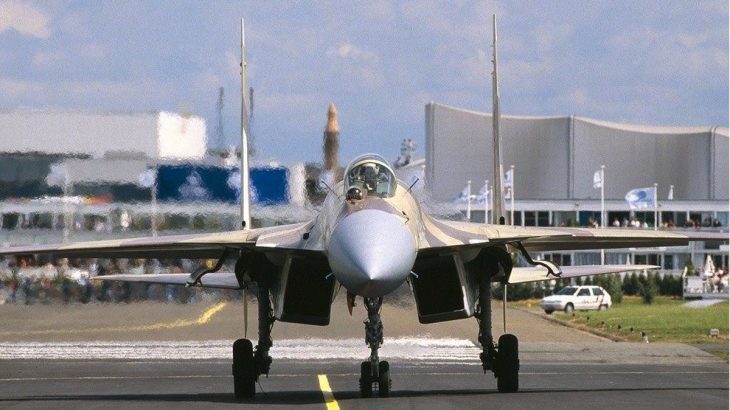 Přední pohled na Su-37