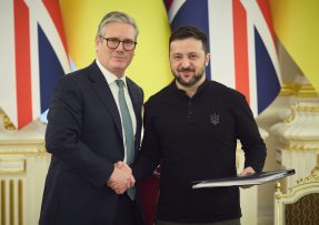 Ukrajinský prezident Volodymyr Zelenskyj a britský premiér Keir Starmer při podmisu smlouvy