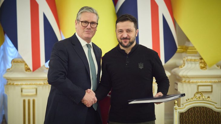 Ukrajinský prezident Volodymyr Zelenskyj a britský premiér Keir Starmer při podmisu smlouvy