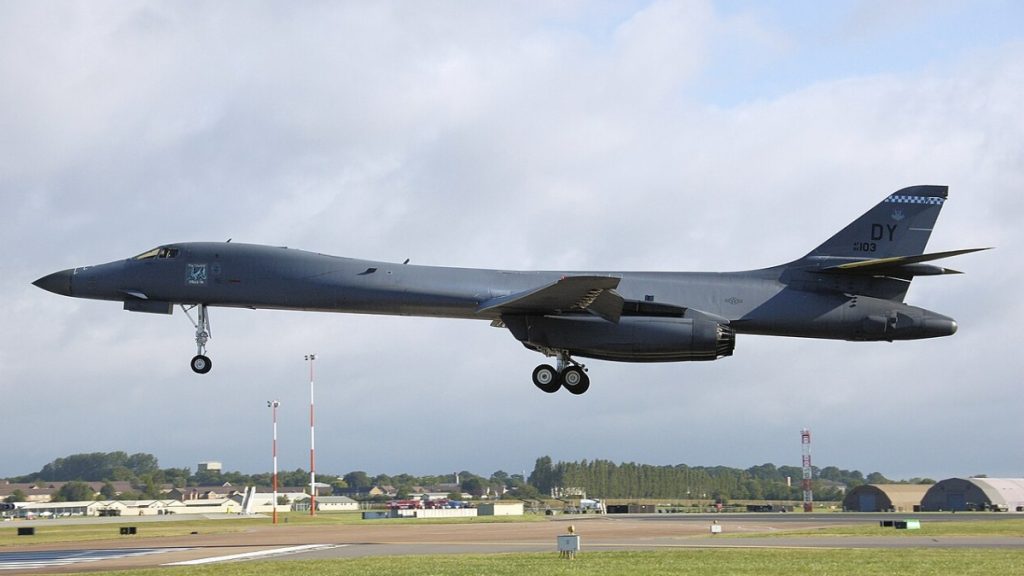 B-1B Lancer nad letištěm