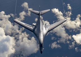 B-1B Lancer nad Tichým oceánem