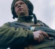 Mladý ukrajinský voják s AK-47