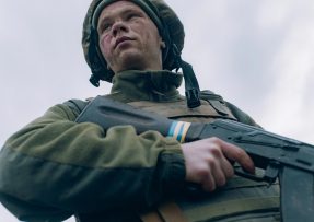 Mladý ukrajinský voják s AK-47