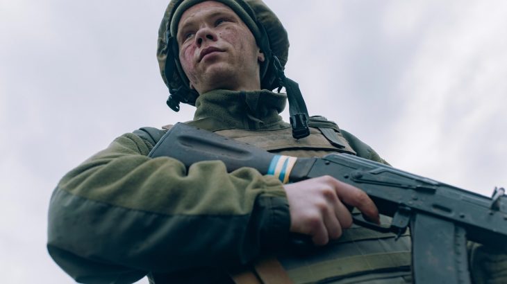 Mladý ukrajinský voják s AK-47
