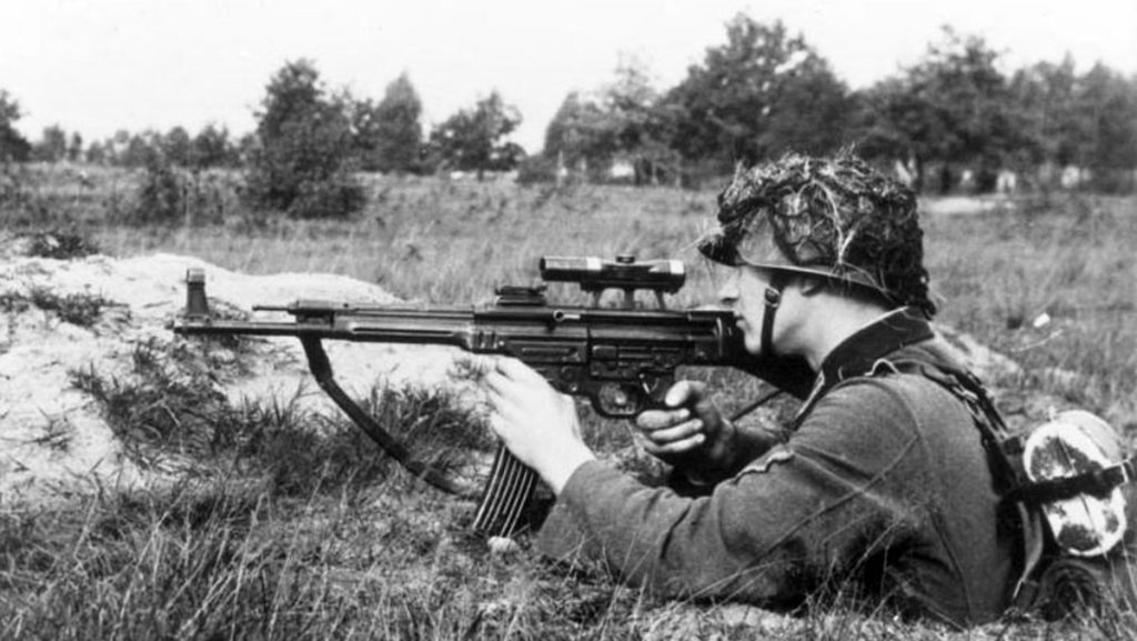 Voják s MP 43, později z ní vznikla StG 44