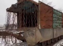 Ruské BMP-1 s krabicí z vrat