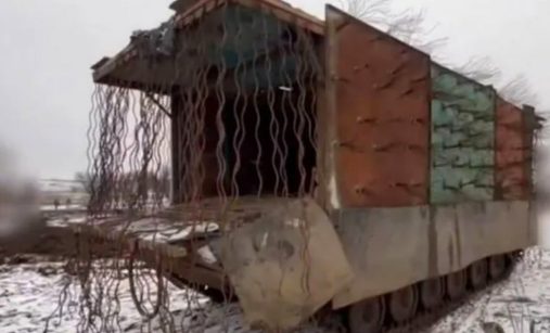 Ruské BMP-1 s krabicí z vrat