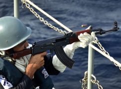 Bangladéšský námořník s puškou Type 56