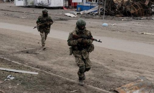 Ukrajinští výsadkáři ve zničené obci