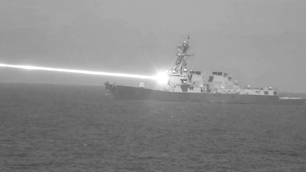 Střelba laseru HELIOS na USS Preble