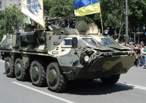 Transportér BTR-4 na přehlídce