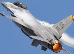 Letoun F-16 při manévru