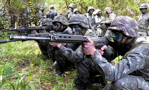 Brazilští vojáci s FN FAL