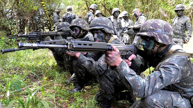 Brazilští vojáci s FN FAL