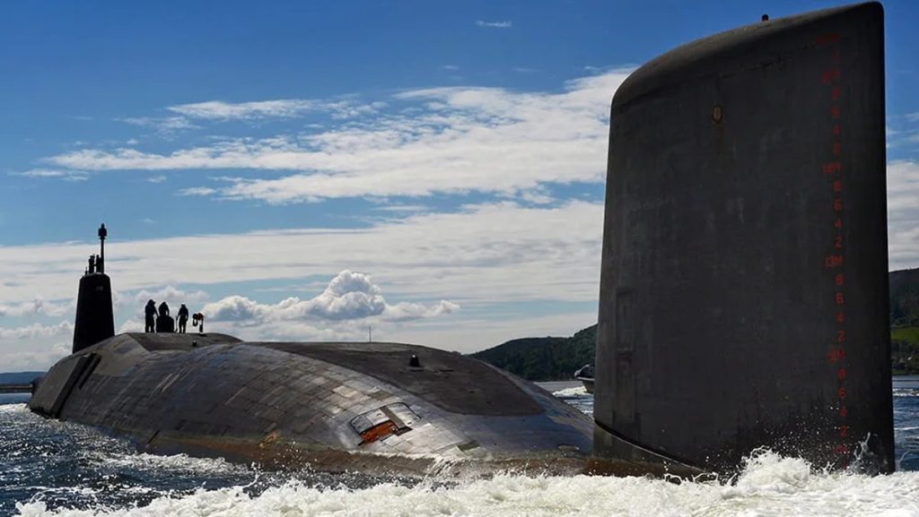 Ponorka třídy Vanguard zezadu