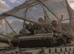 Ruský tank T-72 s protitankovou zábranou