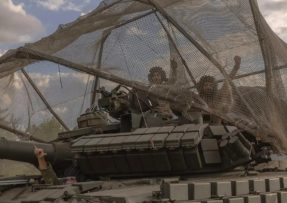 Ruský tank T-72 s protitankovou zábranou