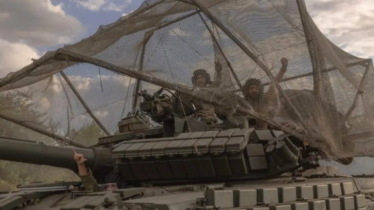 Ruský tank T-72 s protitankovou zábranou
