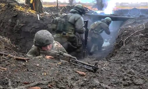 Ruští vojáci bojující v zákopu