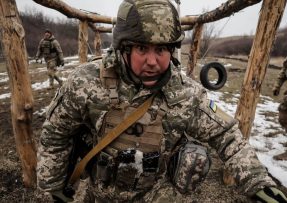 Ukrajinský voják na cvičišti