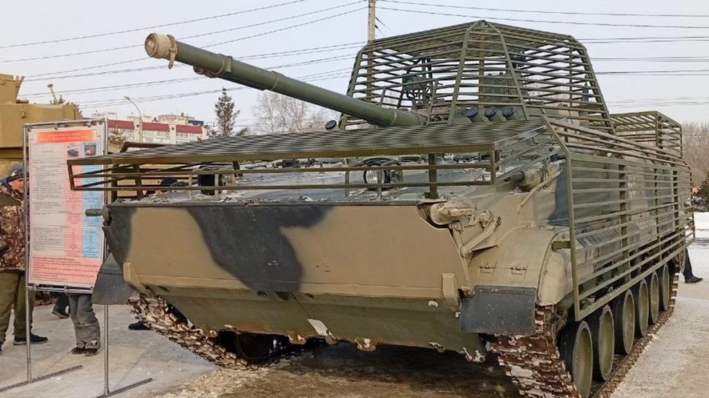 BMP-3 se slat mřížemi