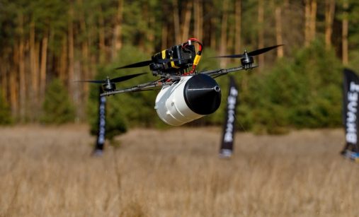 Dron na optickém kabelu