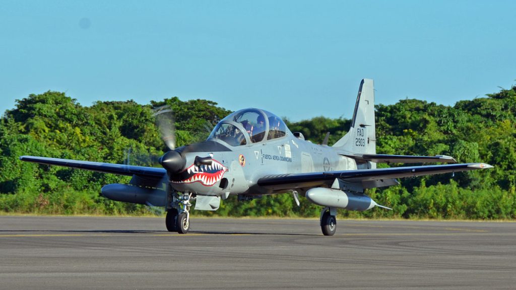 Letoun Embraer EMB 314 Super Tucano na letišti