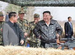Kim Čong-un testuje odstřelovací pušku SSG 08