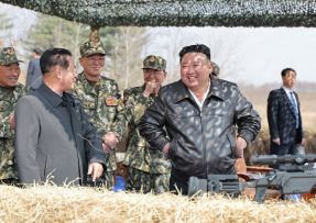 Kim Čong-un testuje odstřelovací pušku SSG 08