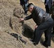 Kim Čong-un testuje odstřelovací pušku SSG 08
