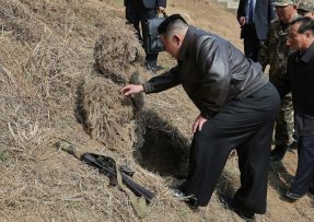 Kim Čong-un testuje odstřelovací pušku SSG 08