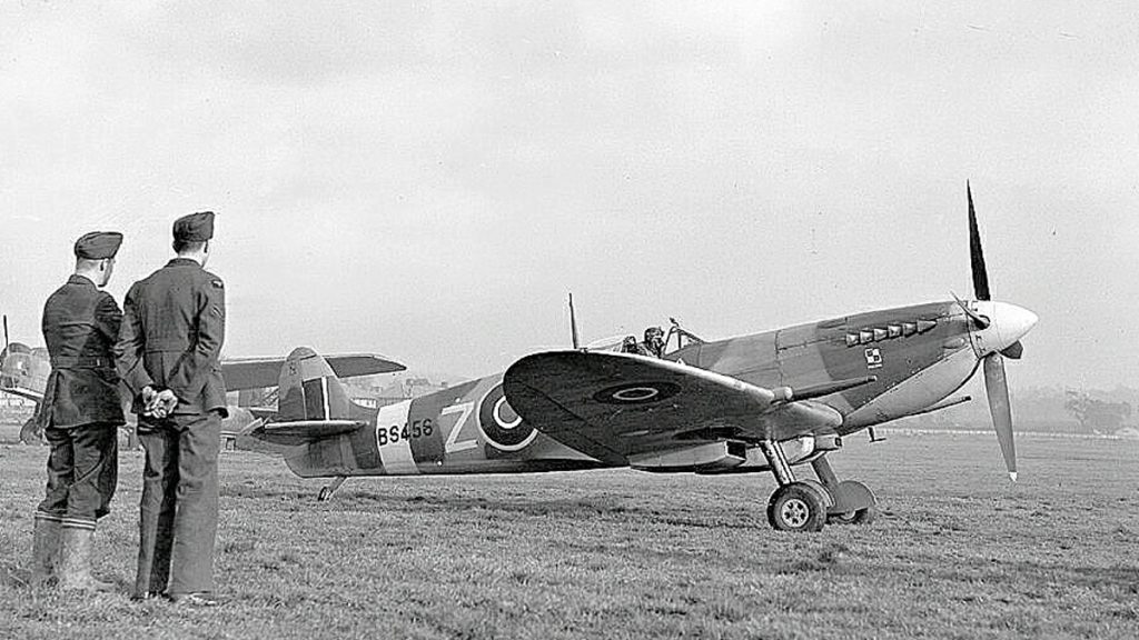 Spitfire Mk IX vzniklý přestavbou z MK V
