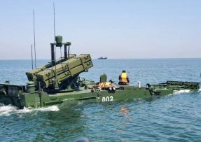 ZBD-05 se střelami HJ-10