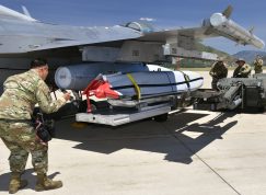 Montáž AGM-158 JASSM na letoun F-16