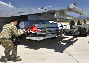 Montáž AGM-158 JASSM na letoun F-16