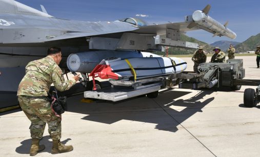 Montáž AGM-158 JASSM na letoun F-16