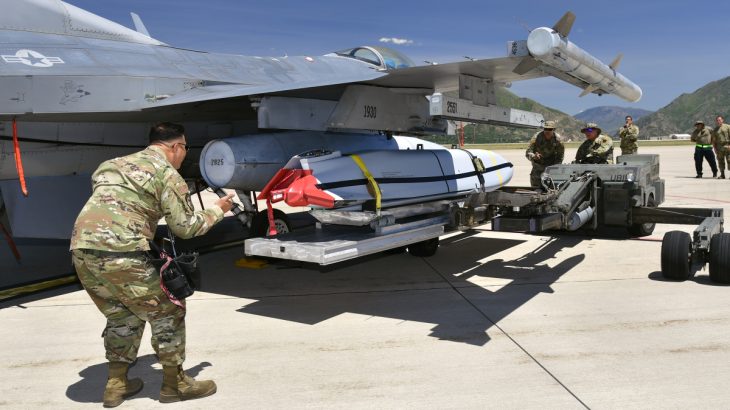 Montáž AGM-158 JASSM na letoun F-16