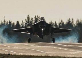F-35 přistává na dálnici