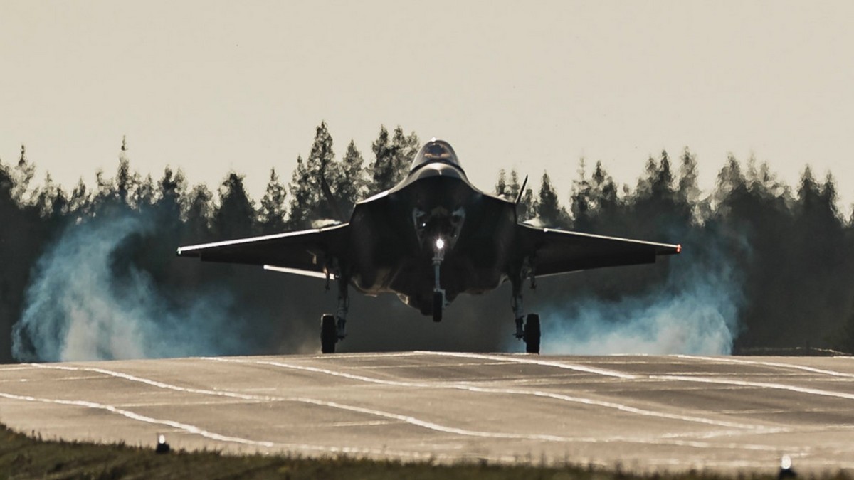 Video: kterak F-35A ukázaly, že přistání na improvizovaných drahách není doménou „veteránské“ Su-27. Dává jim to velikou výhodu