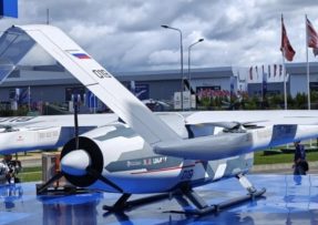 S-76 má vzadu tlačnou vrtuli