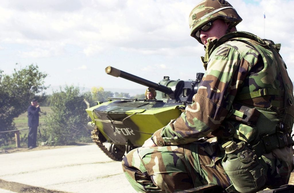 2S9 Nona-S, americká a ruská armáda hlídkují v Kosovu, 2001