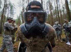 Američtí vojáci na cvičení v lese