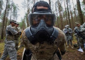 Američtí vojáci na cvičení v lese