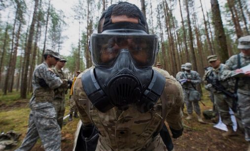 Američtí vojáci na cvičení v lese