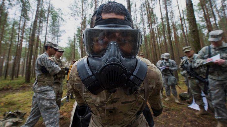 Američtí vojáci na cvičení v lese