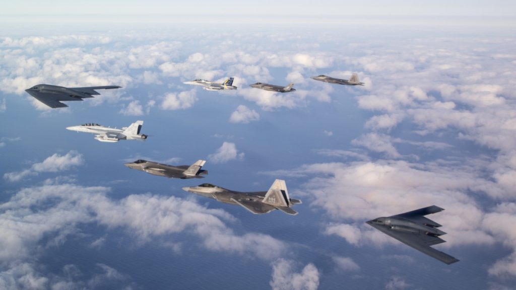 Dvojice B-2 Spirit doprovázená bojovými letouny