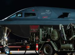B-2 Spirit při tankování na letišti