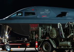 B-2 Spirit při tankování na letišti